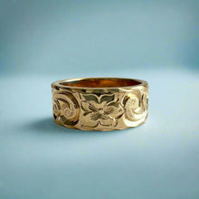 Load image into Gallery viewer, Old English &amp; Hibiscus 8mm &quot;Kuuipo&quot; Flat Hawaiian Ring in 14K Yellow Gold in size 8
