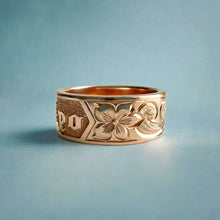 Load image into Gallery viewer, Old English &amp; Hibiscus 8mm Raised &quot;Kuuipo&quot; Hawaiian Flat Ring in 14K Pink Golden size 7
