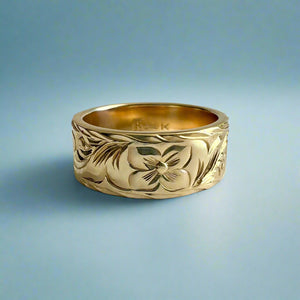 Old English & Hibiscus 8mm Hawaiian Flat Ring in 14K Yellow Gold in size 8 1/2