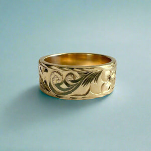 Old English & Hibiscus 8mm Hawaiian Flat Ring in 14K Yellow Gold in size 8 1/2