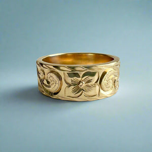 Old English & Hibiscus 8mm Hawaiian Flat Ring in 14K Yellow Gold in size 8 1/2