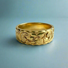 Load image into Gallery viewer, Old English &amp; Hibiscus 8mm Flat Hawaiian Ring in 18K Yellow Gold in size 11 1/4
