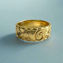 Load image into Gallery viewer, Old English &amp; Hibiscus 8mm Flat Hawaiian Ring in 18K Yellow Gold in size 11 1/4
