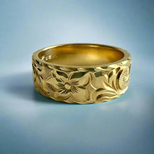 Load image into Gallery viewer, Old English &amp; Hibiscus 8mm Flat Hawaiian Ring in 18K Yellow Gold in size 11 1/4
