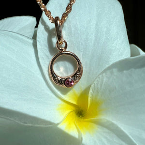 Hawaiian circle pendant with engraving and sapphire