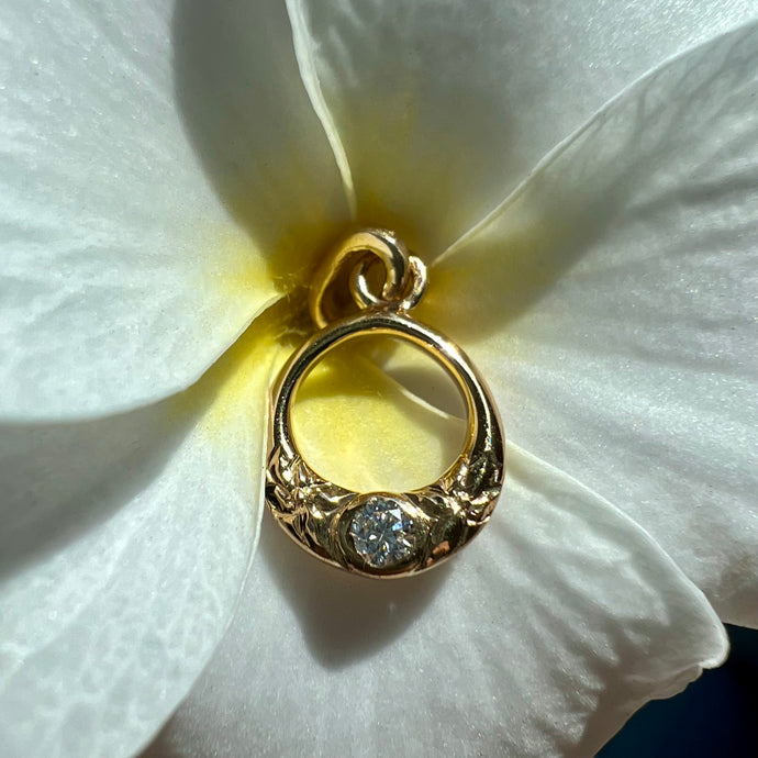 Hawaiian Circle Pendant with Flowers & Diamond in 14K Yellow Gold