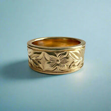 Load image into Gallery viewer, Shiny Maile &amp; Hibiscus 8mm Hawaiian Flat Ring in 14K Yellow Gold in size 6
