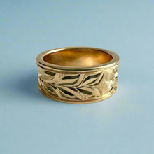 Load image into Gallery viewer, Shiny Maile &amp; Hibiscus 8mm Hawaiian Flat Ring in 14K Yellow Gold in size 6
