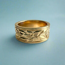 Load image into Gallery viewer, Shiny Maile &amp; Hibiscus 8mm Hawaiian Flat Ring in 14K Yellow Gold in size 6
