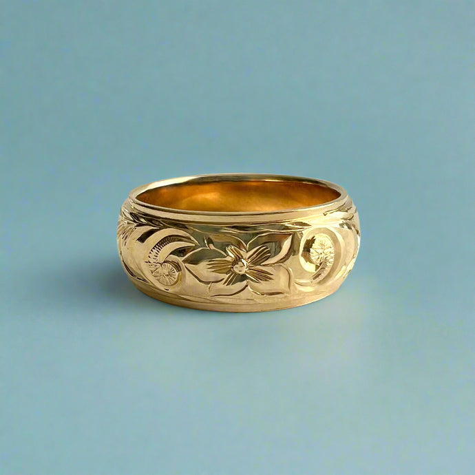 Old English & Hibiscus 8mm Hawaiian Ring in 14K Yellow Gold in size 7 1/8