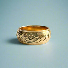 Load image into Gallery viewer, Old English &amp; Hibiscus 8mm Hawaiian Ring in 14K Yellow Gold in size 7 1/8
