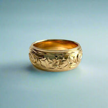 Load image into Gallery viewer, Old English &amp; Hibiscus 8mm Hawaiian Ring in 14K Yellow Gold in size 7 1/8
