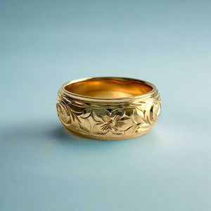 Old English & Hibiscus 8mm Hawaiian Ring in 14K Yellow Gold in size 7 1/8