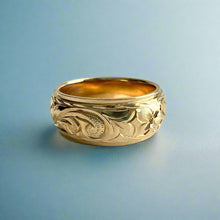 Load image into Gallery viewer, Old English &amp; Hibiscus 8mm Hawaiian Ring in 14K Yellow Gold in size 7 1/8
