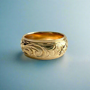 Old English & Hibiscus 8mm Hawaiian Ring in 14K Yellow Gold in size 7 1/8