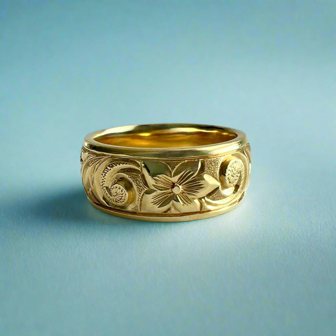 Old English & Hibiscus 8mm Hawaiian Ring in 18K Yellow Gold in size 7