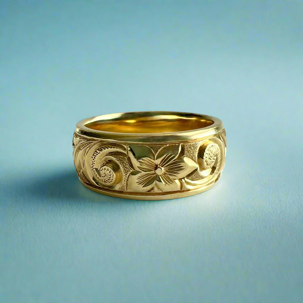 Old English & Hibiscus 8mm Hawaiian Ring in 18K Yellow Gold in size 7