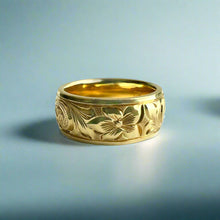 Load image into Gallery viewer, Old English &amp; Hibiscus 8mm Hawaiian Ring in 18K Yellow Gold in size 7

