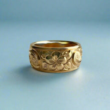 Load image into Gallery viewer, Old English, Plumeria &amp; Hibiscus with Leaves 8mm Ring in 14K Yellow Gold in size 4 3/4
