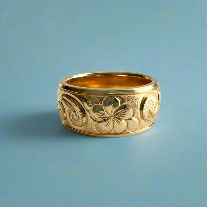 Old English, Plumeria & Hibiscus with Two Leaves 8mm Hawaiian Ring in 14K Yellow Gold in size 4 3/4