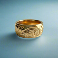 Load image into Gallery viewer, Old English, Plumeria &amp; Hibiscus with Two Leaves 8mm Hawaiian Ring in 14K Yellow Gold in size 4 3/4
