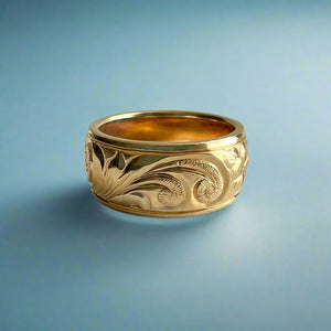Old English, Plumeria & Hibiscus with Two Leaves 8mm Hawaiian Ring in 14K Yellow Gold in size 4 3/4