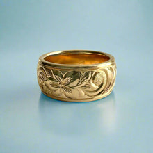 Load image into Gallery viewer, Old English, Plumeria &amp; Hibiscus with Two Leaves 8mm Hawaiian Ring in 14K Yellow Gold in size 4 3/4
