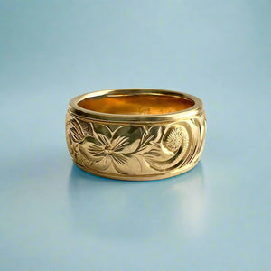 Old English, Plumeria & Hibiscus with Two Leaves 8mm Hawaiian Ring in 14K Yellow Gold in size 4 3/4