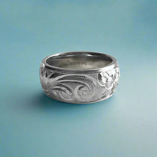 Load image into Gallery viewer, Old English, Plumeria &amp; Hibiscus with Four Leaves 8mm Hawaiian Ring in 14K White Gold in size 6 1/4
