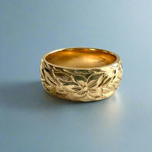 Load image into Gallery viewer, Maile and Hibiscus 8mm Hawaiian Ring with rope border in 14K Yellow Gold in size 8 
