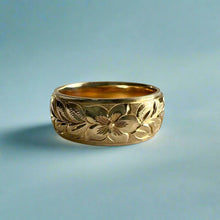 Load image into Gallery viewer, Maile &amp; Hibiscus Step Border 8mm Ring in 14K Yellow Gold in size 8
