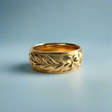 Load image into Gallery viewer, Maile &amp; Hibiscus Step Border 8mm Ring in 14K Yellow Gold in size 8
