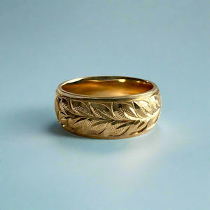 Maile & Hibiscus Step Border 8mm Ring in 14K Yellow Gold in size 8