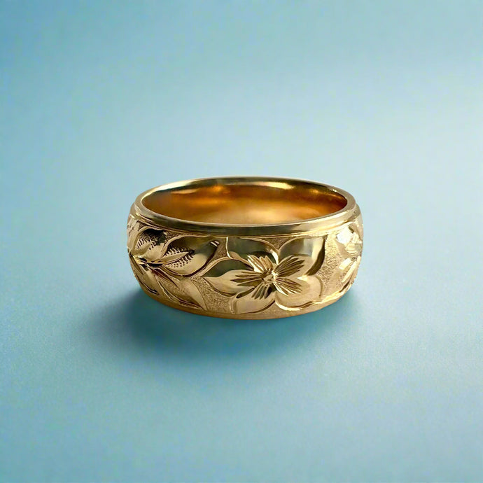 Maile & Hibiscus Step Border 8mm Ring in 14K Yellow Gold in size 8