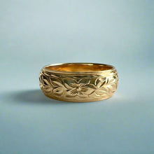 Load image into Gallery viewer, Shiny Maile &amp; Hibiscus 8mm Hawaiian Ring in 14K Yellow Gold in size 10 1/8
