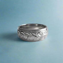 Load image into Gallery viewer, Shiny Maile &amp; Hibiscus 8mm Ring in Platinum in size 8
