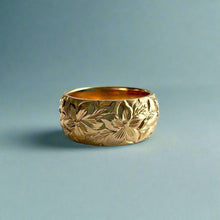 Load image into Gallery viewer, Hibiscus with leaves All Around 8mm Hawaiian Ring in 14K Yellow Gold in size 5 1/4

