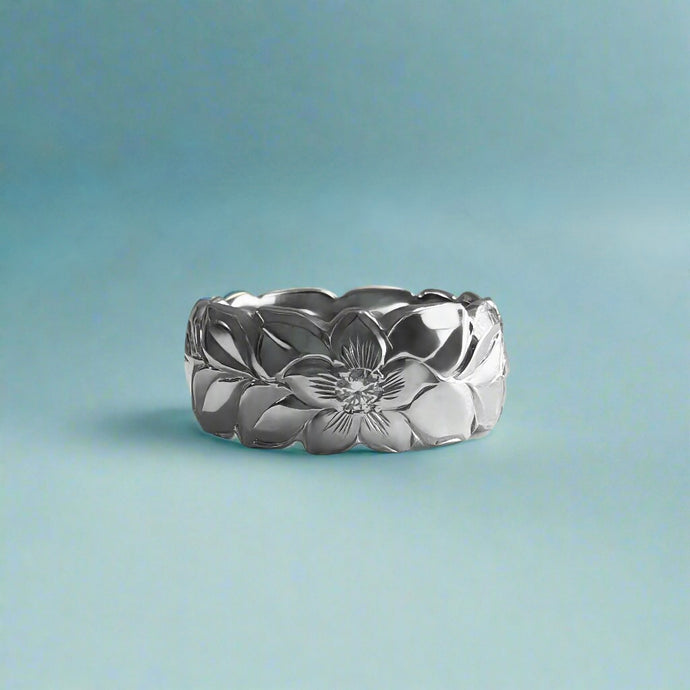 Scalloped Shiny Maile & Hibiscus with Diamonds 8mm Ring in 18K White Gold in size 6 3/4