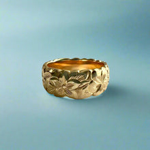 Load image into Gallery viewer, Scalloped Plumeria &amp; Hibiscus with Leaves 8mm Hawaiian Ring in 14K Yellow Gold in size 5 1/4
