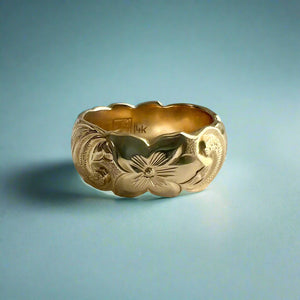 Scalloped Old English & Hibiscus 8mm Hawaiian Ring in 14K Yellow Gold in size 5 1/4
