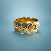 Load image into Gallery viewer, Scalloped Old English &amp; Hibiscus 8mm Hawaiian Ring in 14K Yellow Gold in size 5 1/4
