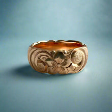 Load image into Gallery viewer, Scalloped Old English &amp; Hibiscus 8mm Hawaiian Ring in 14K Pink Gold in size 7 1/4
