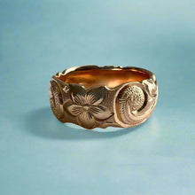 Load image into Gallery viewer, Scalloped Old English &amp; Hibiscus 8mm Hawaiian Ring in 14K Pink Gold in size 7 1/4
