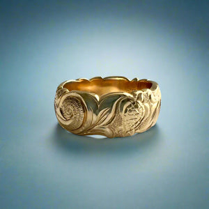 Scalloped Old English with Turtle & Hibiscus 8mm Ring in 14K Yellow Gold in size 7