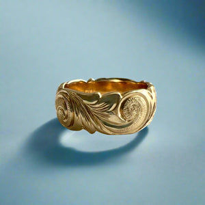 Scalloped Old English with Turtle & Hibiscus 8mm Ring in 14K Yellow Gold in size 7
