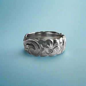 Scalloped Old English & Plumeria with Leaves 8mm Ring in 14K White Gold in size 7 1/4