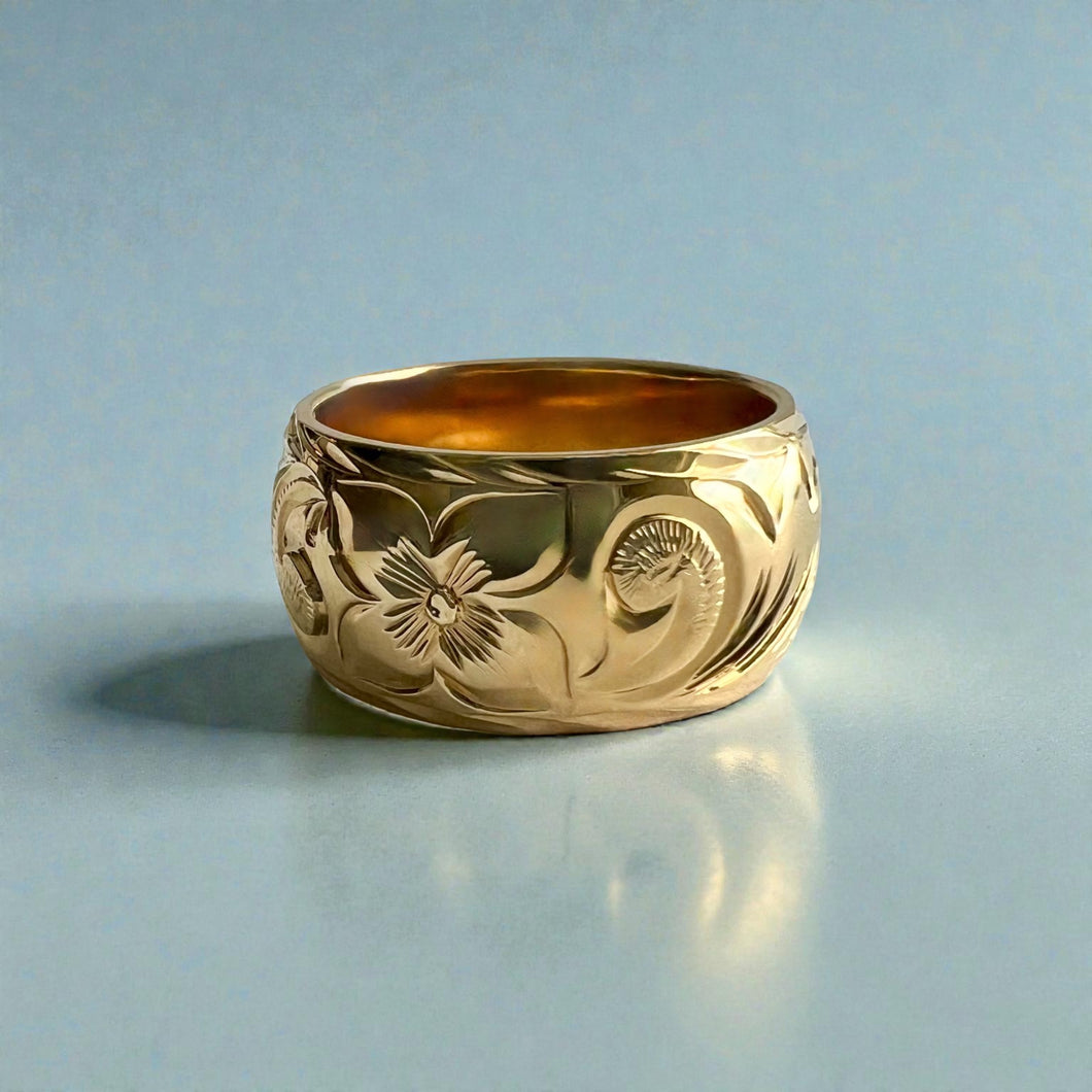 Old English & Hibiscus 10mm Ring in 14K Yellow Gold in size 7 1/4