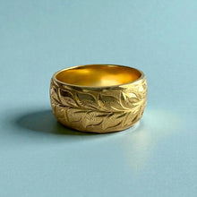 Load image into Gallery viewer, Maile &amp; Plumeria 10mm Ring in 18K Green Gold in size 9
