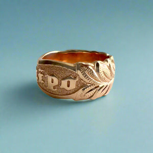 Scalloped Maile & Hibiscus 10mm Raised "Kuuipo" Ring in 14K Pink Gold in size 7 1/2