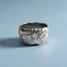 Load image into Gallery viewer, Scalloped Hibiscus with Leaves All Around 10mm Ring in 14K White Gold in size 6 1/2
